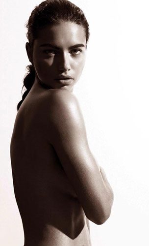 Adriana Lima seksi pozlarıyla yürek hoplattı