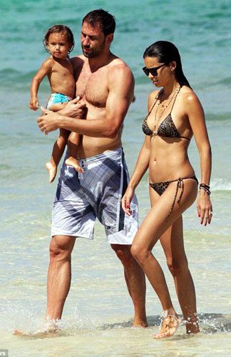 Adriana Lima seksi pozlarıyla yürek hoplattı
