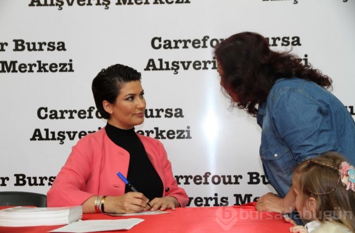 İclal Aydın Bursalı hayranlarıyla buluştu 