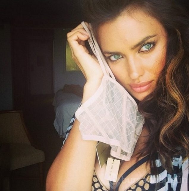 Irina Shayk'tan kışkırtıcı pozlar