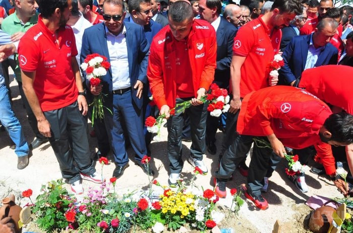 Milli takımdan Soma'da duygu dolu ziyaret