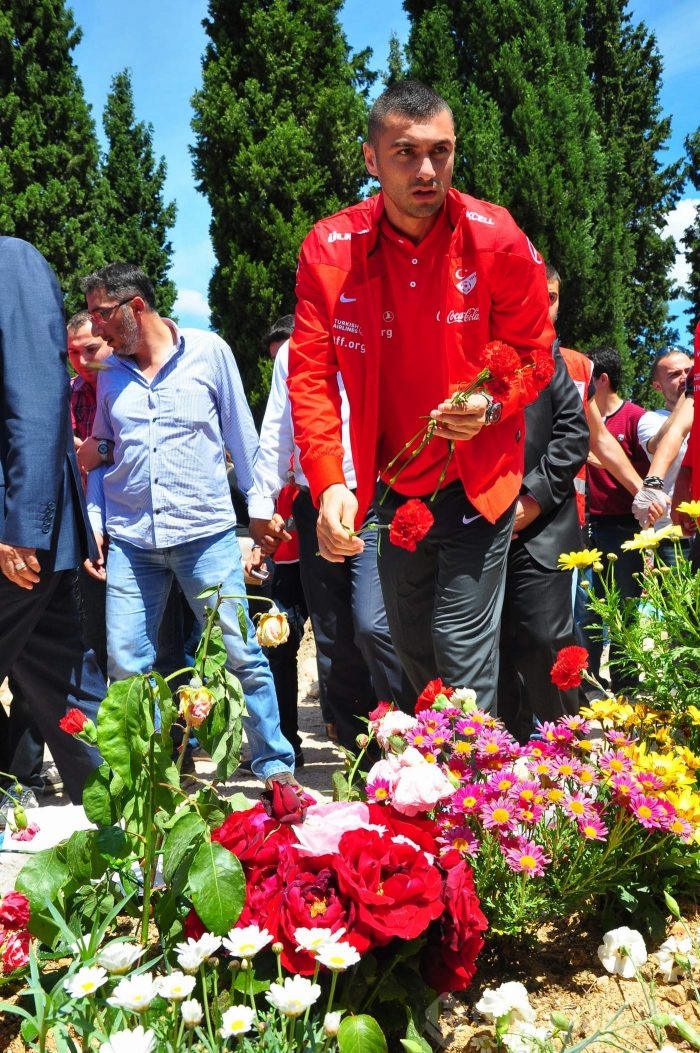 Milli takımdan Soma'da duygu dolu ziyaret