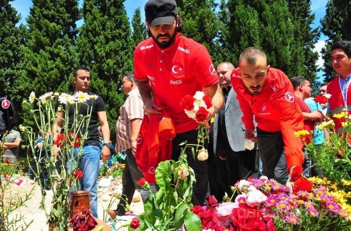 Milli takımdan Soma'da duygu dolu ziyaret