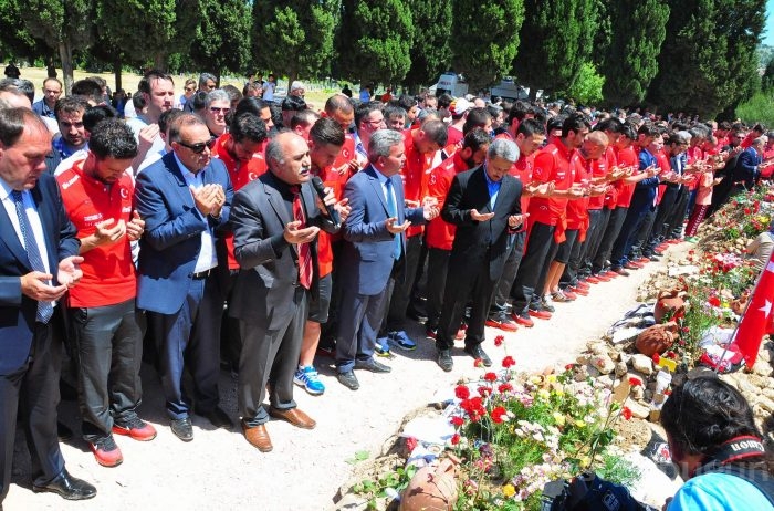 Milli takımdan Soma'da duygu dolu ziyaret