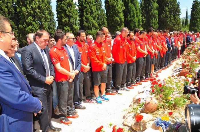 Milli takımdan Soma'da duygu dolu ziyaret