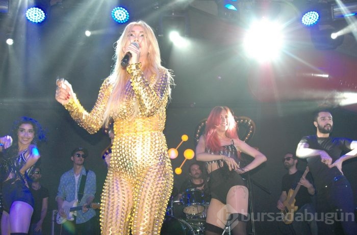 Hande Yener ve göbeği Bursa'da sahneye çıktı!