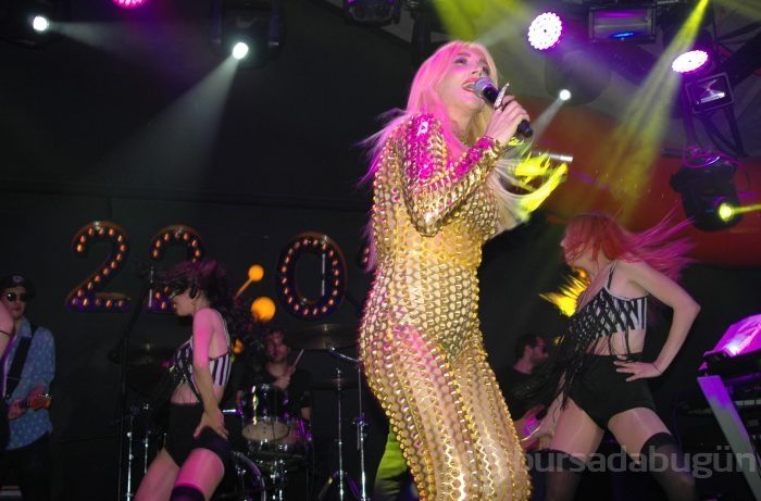 Hande Yener ve göbeği Bursa'da sahneye çıktı!