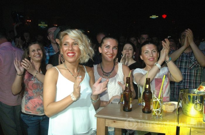 Hande Yener ve göbeği Bursa'da sahneye çıktı!
