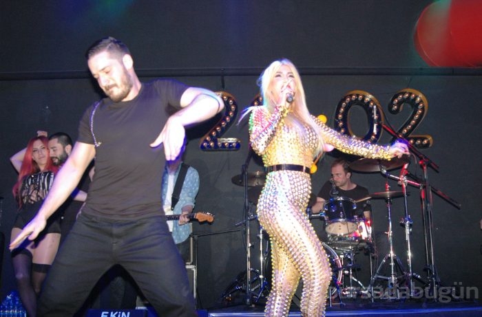 Hande Yener ve göbeği Bursa'da sahneye çıktı!