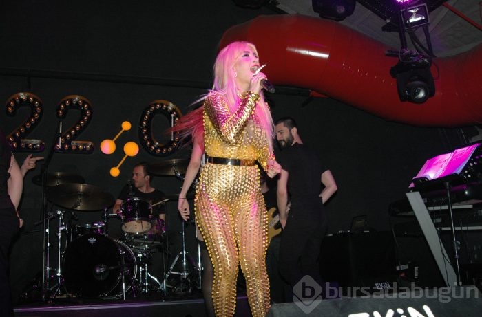 Hande Yener ve göbeği Bursa'da sahneye çıktı!