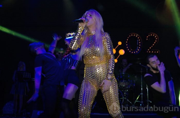 Hande Yener ve göbeği Bursa'da sahneye çıktı!