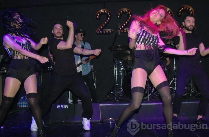 Hande Yener ve göbeği Bursa'da sahneye çıktı!