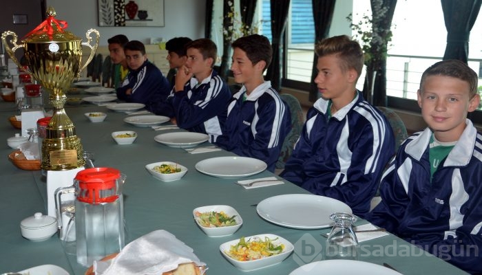Bursaspor'dan şampiyon pilot okula yemek