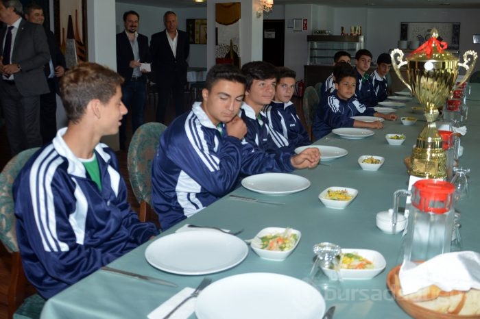 Bursaspor'dan şampiyon pilot okula yemek