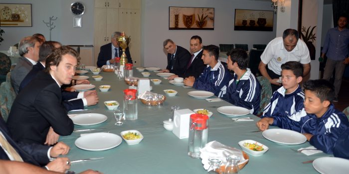 Bursaspor'dan şampiyon pilot okula yemek