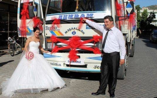 Gelin arabalarındaki en ilginç yazılar...