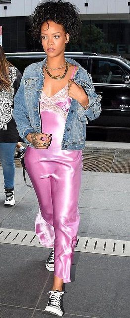 Rihanna gecelikle dışarı çıktı
