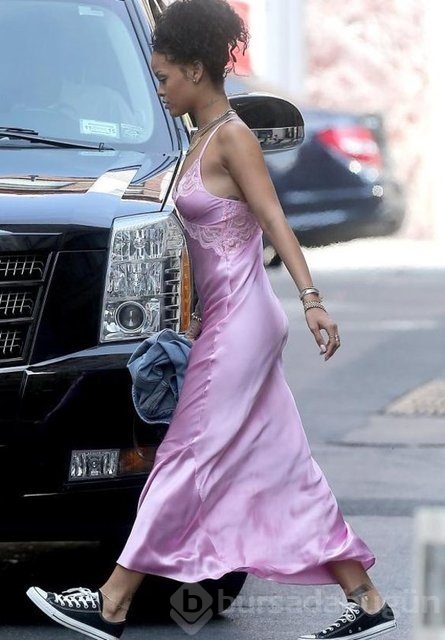 Rihanna gecelikle dışarı çıktı