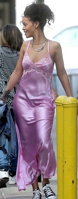 Rihanna gecelikle dışarı çıktı