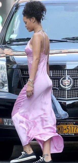 Rihanna gecelikle dışarı çıktı
