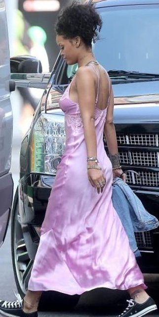 Rihanna gecelikle dışarı çıktı