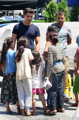 Çağatay Ulusoy para dağıttı
