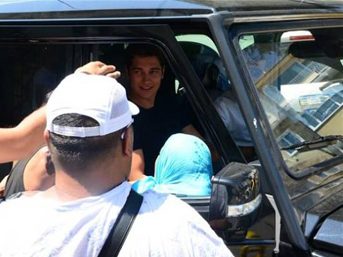 Çağatay Ulusoy para dağıttı