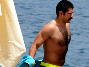 Burak Özçivit tek başına tatilde