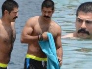 Burak Özçivit tek başına tatilde