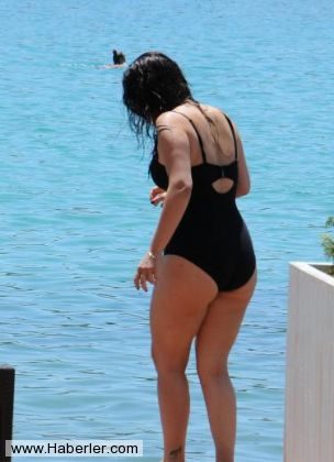 Ezgi Mola Çeşme'de tatilde