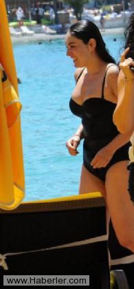 Ezgi Mola Çeşme'de tatilde