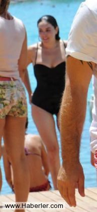 Ezgi Mola Çeşme'de tatilde
