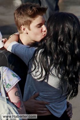 Selena Gomez'e bikinisi dar geldi