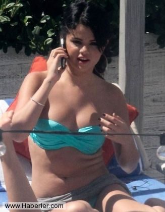 Selena Gomez'e bikinisi dar geldi