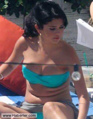 Selena Gomez'e bikinisi dar geldi