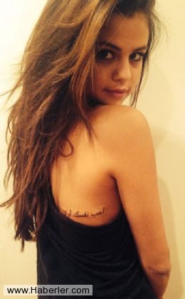 Selena Gomez arapça dövme yaptırdı