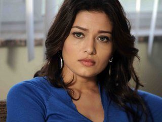 Nurgül Yeşilçay'ın ayağına 10 dikiş atıldı