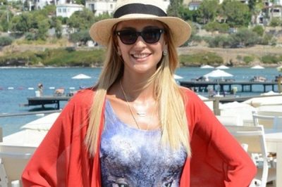 Özge Ulusoy merdivenlerden yuvarlandı