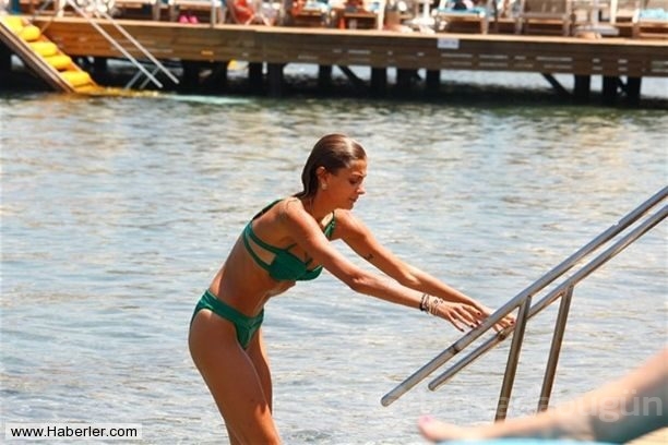 Özge Ulusoy, plajda  tüm dikkatleri üzerine topladı