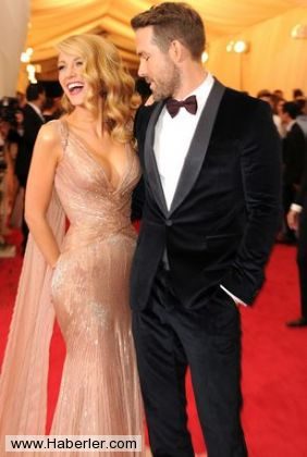 Blake Lively düğünde gelinliğim yandı