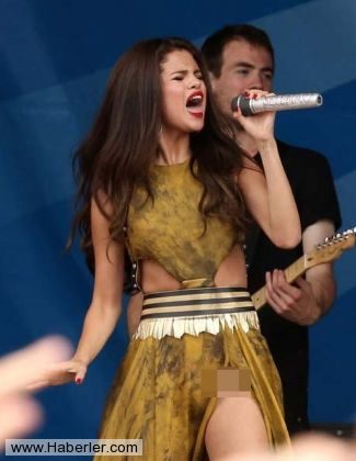 Selena Gomez ,kız arkadaşını dudağından öptü