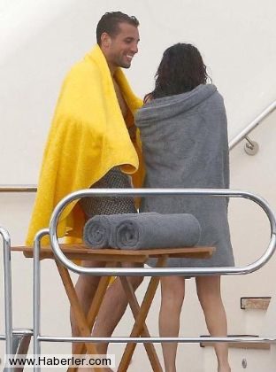 Selena Gomez ,kız arkadaşını dudağından öptü