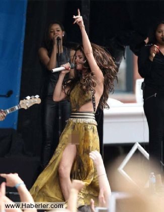 Selena Gomez ,kız arkadaşını dudağından öptü