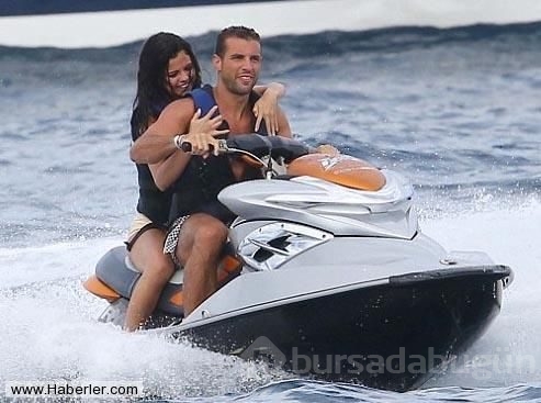 Selena Gomez ,kız arkadaşını dudağından öptü