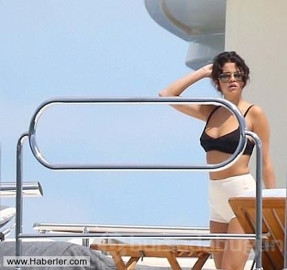 Selena Gomez ,kız arkadaşını dudağından öptü