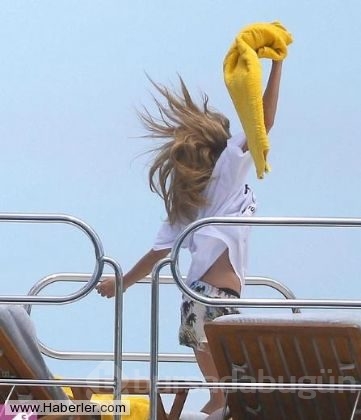 Selena Gomez ,kız arkadaşını dudağından öptü