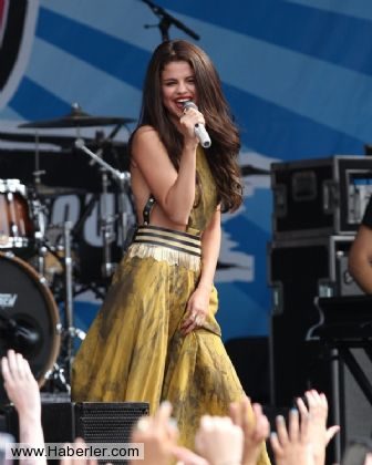 Selena Gomez ,kız arkadaşını dudağından öptü
