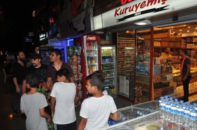 Serdar Ortaç harçlık verdi, dua istedi