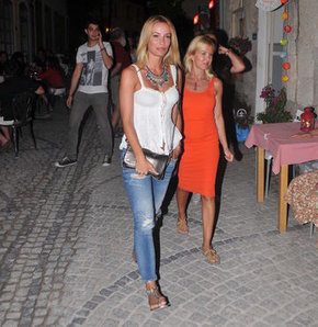 Sevgilisi işte Gamze tatilde