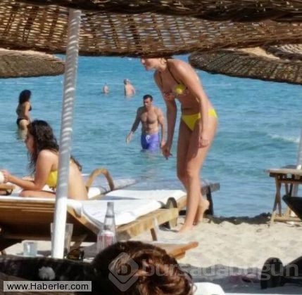 Fahriye Evcen ilk kez bikinili yakalandı